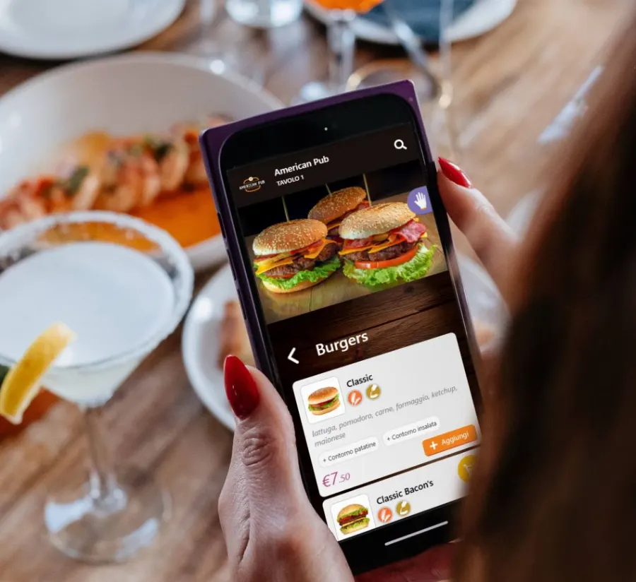 Cliente che ordina dal menù GeniusMenu sullo smartphone