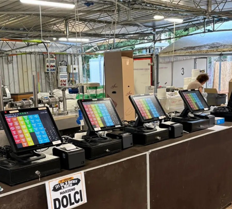 Quattro casse GeniusMenu al banco dolci della festa Tri dè’d Baraca a Marzeno